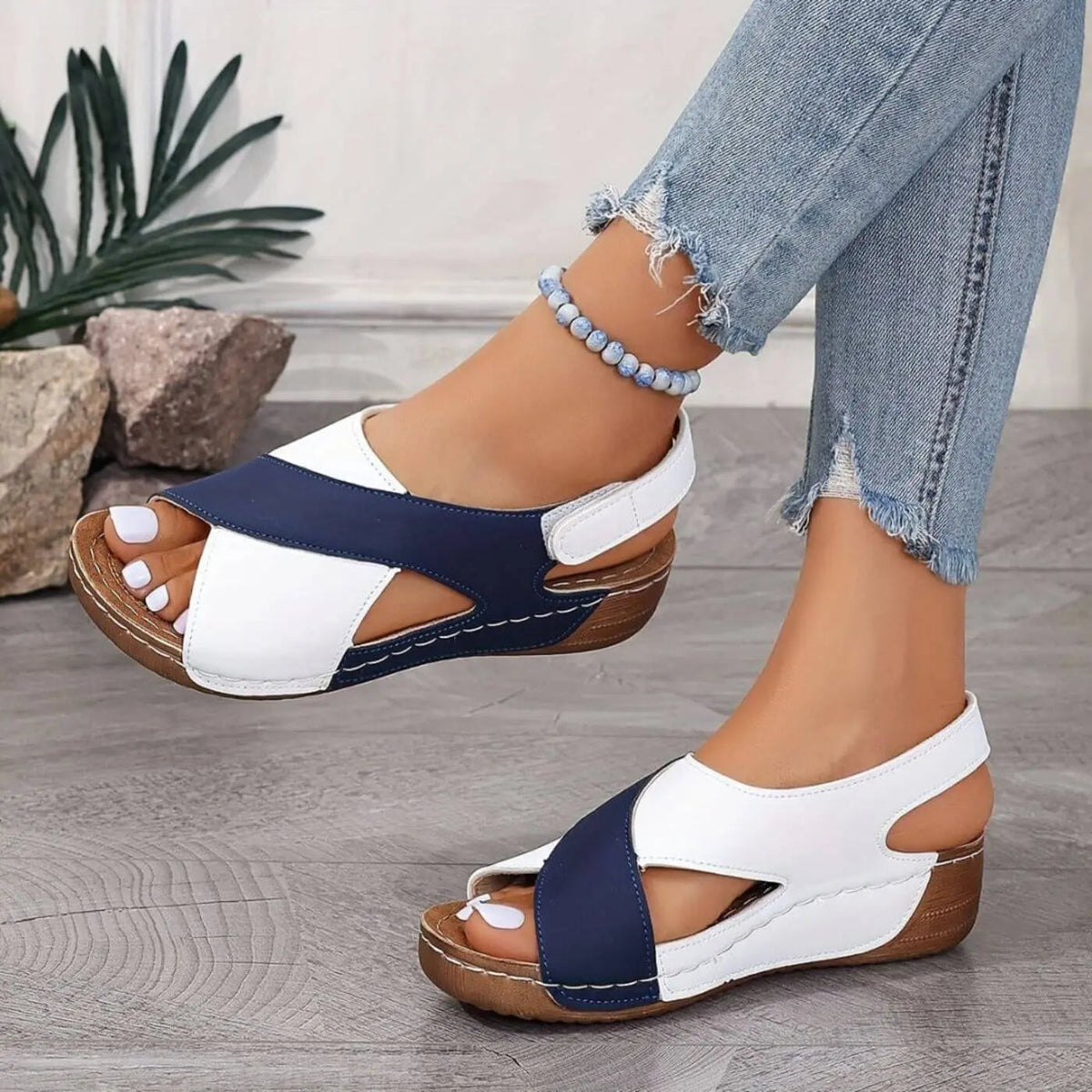 Nicole – Comfort sandals with an open toe